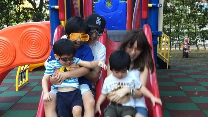 Jimmy Lin bersama istri dan ketiga anaknya