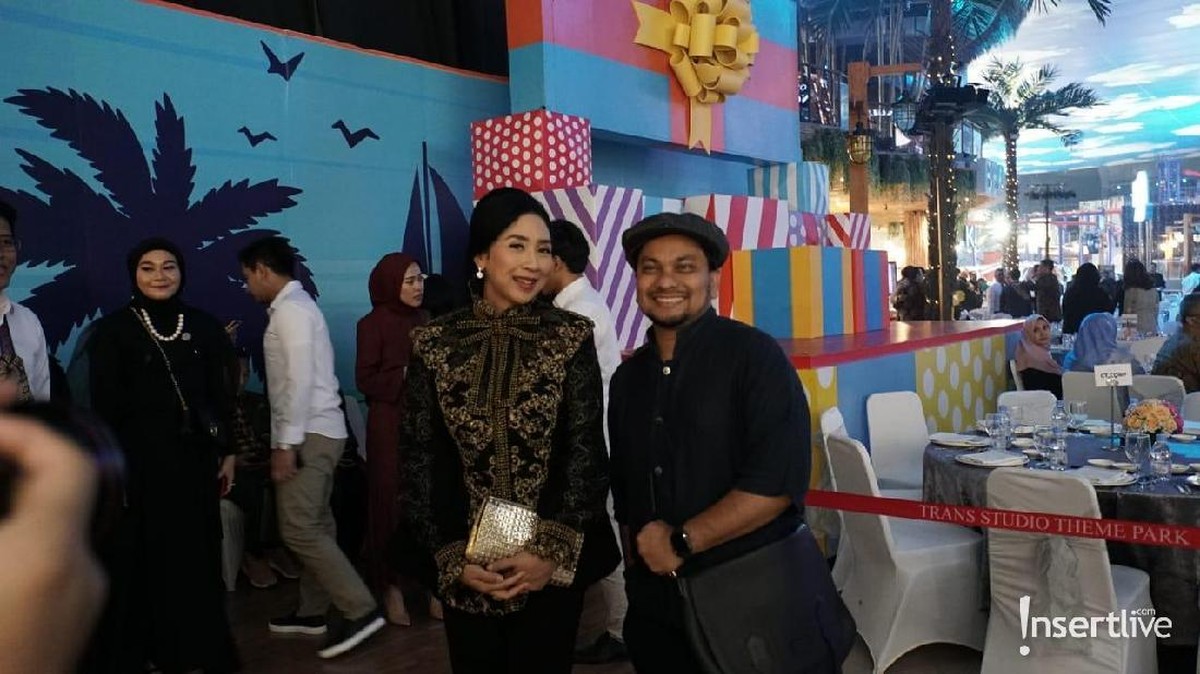 Chairul Tanjung dan Anita Tanjung merayakan ulang tahun pernikahan mereka yang ke-25 di Trans Studio Mall&comma; Cibubur&period; Intip potret kebahagiaan pasangan ini&period; 