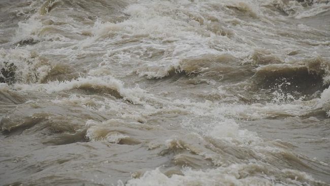 Petugas masih melakukan evakuasi korban baik banjir yang mengepung Maros maupun longsor yang menerjang Gowa, Sulawesi Selatan.