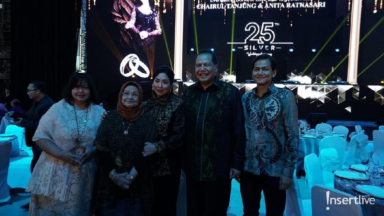 Potret Perayaan Ulang Tahun Pernikahan Perak Chairul Tanjung dan Istri Chairul Tanjung dan Anita Tanjung merayakan ulang tahun pernikahan mereka yang ke-25 di Trans Studio Mall, Cibubur. Intip potret kebahagiaan pasangan ini.