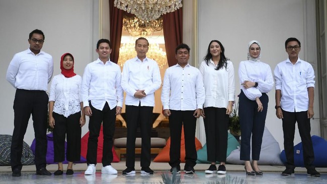 Presiden Jokowi membagi tiga gugus tugas bagi para staf khusus. Kalangan milenial ditugasi jadi teman diskusi sehari-hari Jokowi untuk memberi gagasan inovatif.