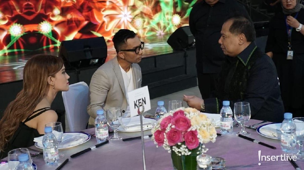 Chairul Tanjung dan Anita Tanjung merayakan ulang tahun pernikahan mereka yang ke-25 di Trans Studio Mall&comma; Cibubur&period; Intip potret kebahagiaan pasangan ini&period; 