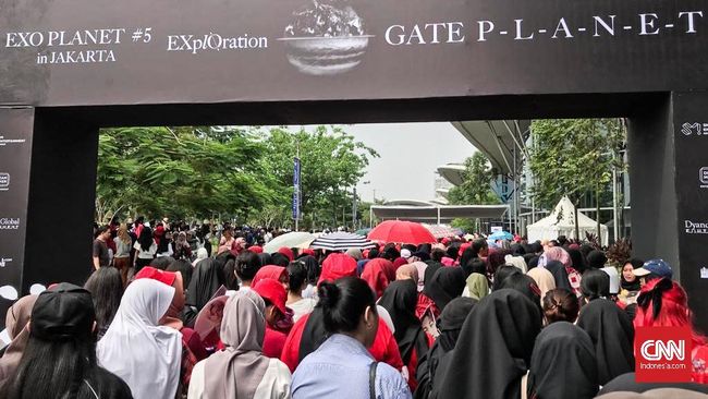Antrean konser EXO di gedung ICE, BSD sudah dimulai sejak subuh, padahal jadwal gate dibuka pukul 10.00 WIB dan konser dimulai pukul 15.00 WIB.