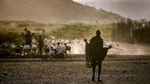 FOTO: Menolak Tunduk pada Perubahan Iklim Pengungsi di Turkana, Kenya, Afrika, berhadapan dengan perubahan iklim. Namun di tengah himpitan cuaca ekstrem dan situasi serba minim, mereka bertahan hidup.