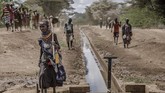 FOTO: Menolak Tunduk pada Perubahan Iklim Pengungsi di Turkana, Kenya, Afrika, berhadapan dengan perubahan iklim. Namun di tengah himpitan cuaca ekstrem dan situasi serba minim, mereka bertahan hidup.