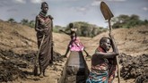 FOTO: Menolak Tunduk pada Perubahan Iklim Pengungsi di Turkana, Kenya, Afrika, berhadapan dengan perubahan iklim. Namun di tengah himpitan cuaca ekstrem dan situasi serba minim, mereka bertahan hidup.
