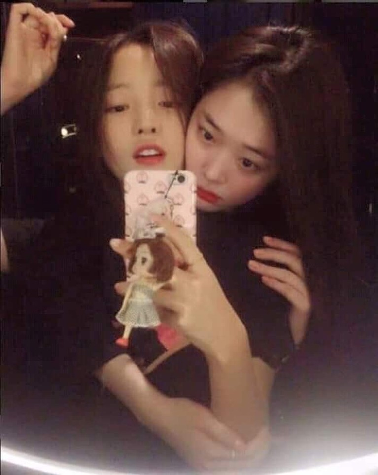 Persahabatan antara Sulli dan Goo Hara sudah terjalin lama sebelum mereka debut dengan girl band masing-masing.