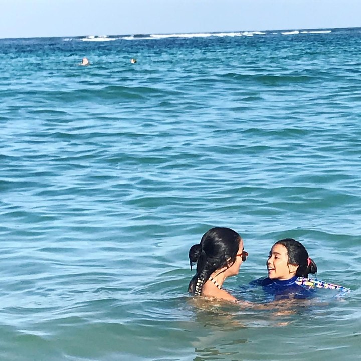 <p><em>Quality time</em> bersama anak-anak, mengajak renang di pantai. Hidup di Bali membuat mereka tak kesulitan menemukan pantai yang indah dan bersih. (Foto: Instagram @itssheilamj)</p>