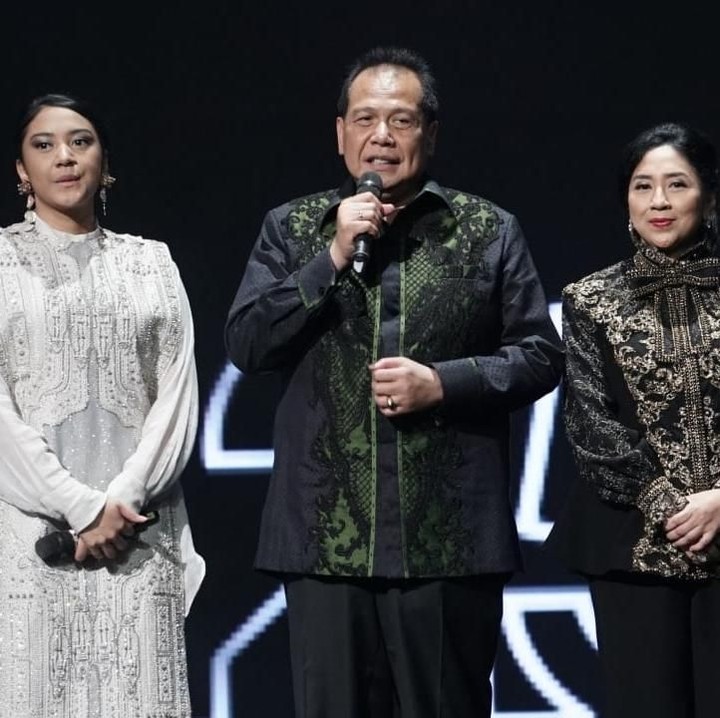<p>Kedua anaknya, Putri Indahsari Tanjung dan Rahmat Dwiputra Tanjung hadir memeriahkan pesta. Putri memuji kedua orangtuanya sebagai role mode untuk dirinya. (Foto: Marianus Harmita/InsertLive)</p>