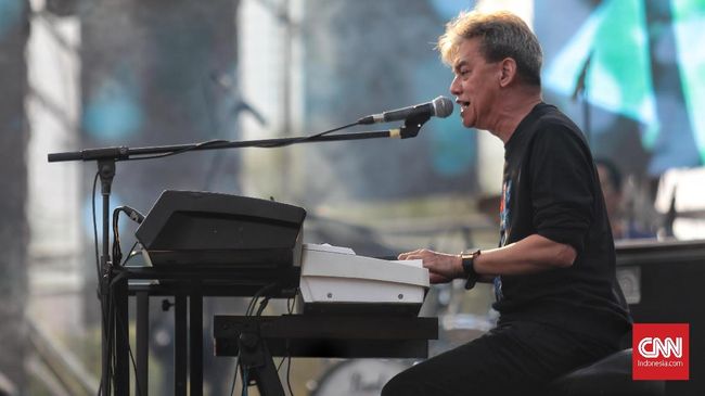 Fariz FM membuai arena 90's Festival hari kedua dengan buaian lagi nostalgia.