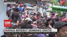 VIDEO: Ricuh Saat Warga Berebut Sembako Gratis