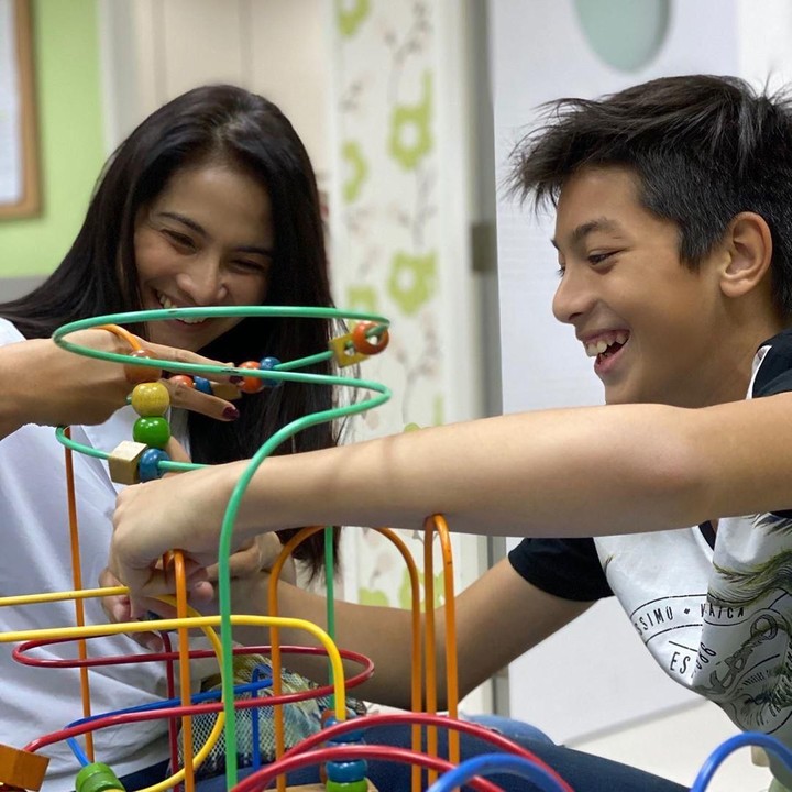 <p>Tak cuma nonton bola hingga ke negara asalnya, Maudy juga kreatif menghabiskan weekend dengan mengajak Eddy mencoba permainan<em> science.</em> (Foto: Instragram @maudykoesnaedi)   </p>