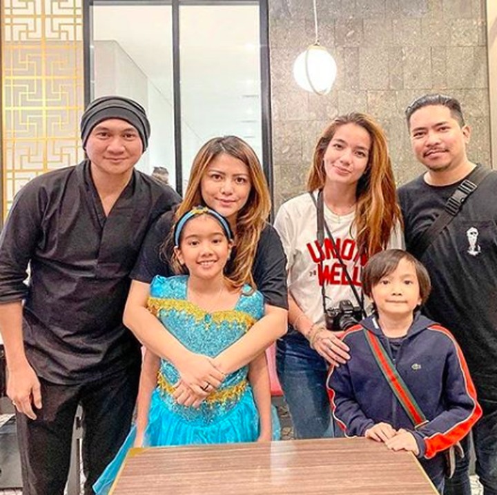 <p>Awal November lalu Sheila bersama Anji dan Wina merayakan ulang tahun Leticia. Semoga makin sehat dna bahagia Sheila dan anak-anak.</p>
