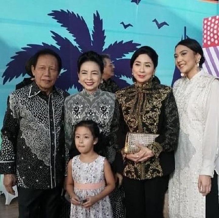 <p>Mantan Gubernur Jakarta, Sutiyoso dan istrinya juga ikut hadir dalam pesta itu. Mereka menyempatkan foto bersama Indah dan anak-anaknya. (Foto: Marianus Harmita/InsertLive)</p>