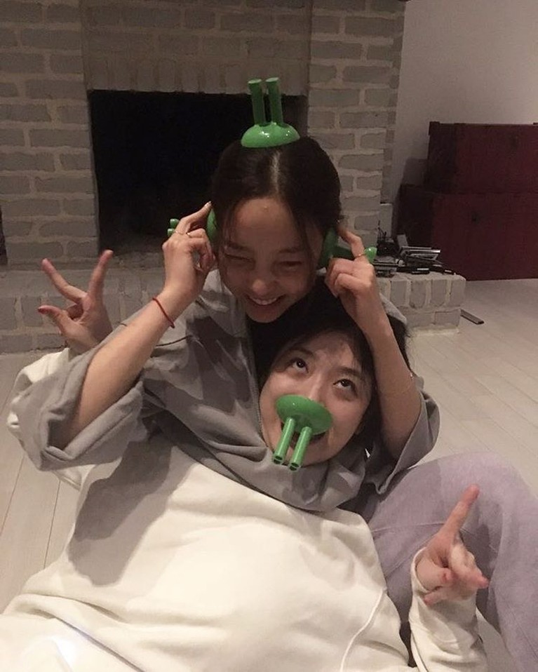 Dalam pertemanan mereka, Sulli dan Hara saling mendukung satu sama lain termasuk kala di antara mereka terserang depresi.