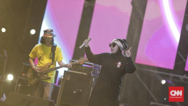 Di panggung 90's festival, Potret kembali mengguncang romansa dan nostalgia penggemar lagu 90-an dengan lagu-lagu baru dan lawas mereka.