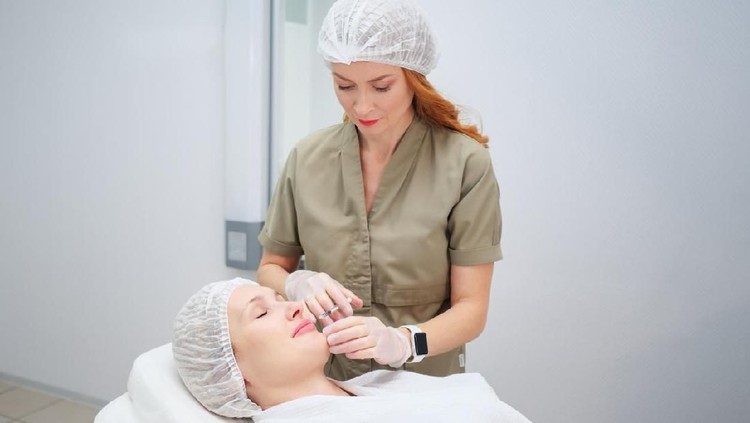 Setelah melakukan filler, bibir perempuan ini membusuk penuh nanah berwarna hijau. Lalu bengkak seperti sosis.