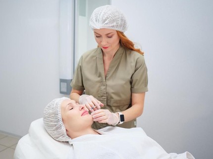Gara-gara Filler, Bibir Perempuan Ini Membusuk & Bengkak Seperti Sosis