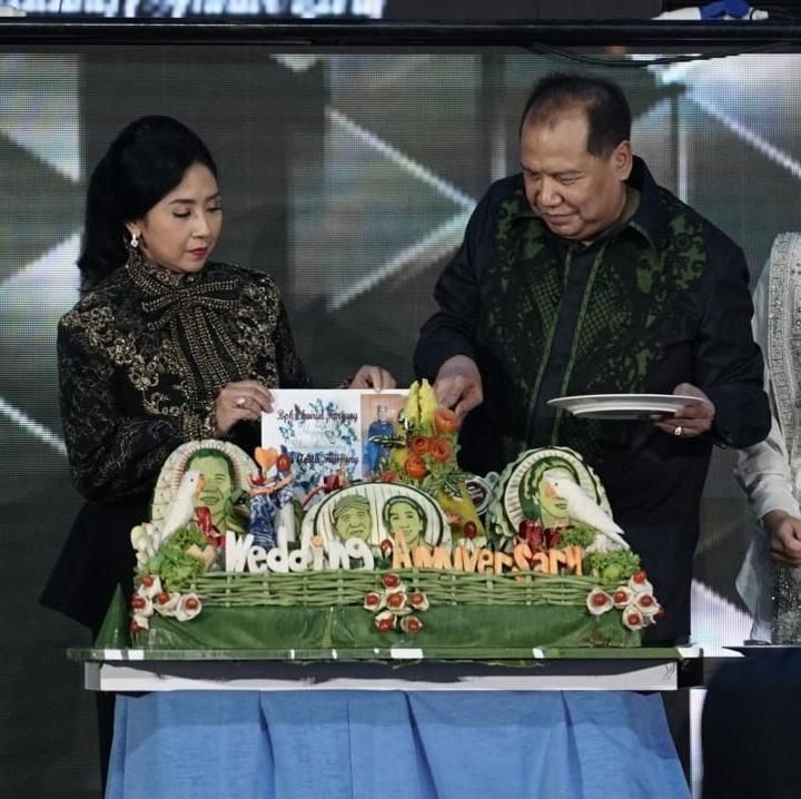 <p>Chairul Tanjung dan Anita merayakan pernikahan perak pada Sabtu (23/11/2019) di Trans Studio Mall Cibubur. (Foto: Marianus Harmita/InsertLive)</p>