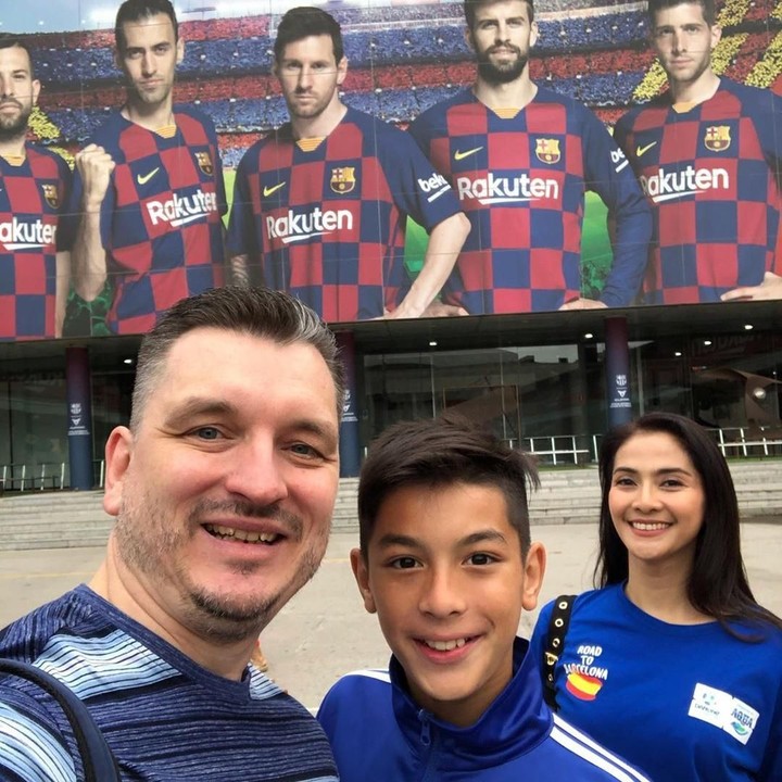 <p>Selama di markas Barcelona FC, mereka melihat kegiatan para pemainnya sejak persiapan di ruang ganti, tempat konfrensi pers hingga pertandingan selesai digelar. (Foto: Instragram @maudykoesnaedi) </p>