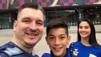 Keseruan Maudy Koesnaedi Temani Putranya Tonton Bola Sampai Barcelona