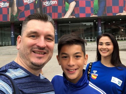 Keseruan Maudy Koesnaedi Temani Putranya Tonton Bola Sampai Barcelona