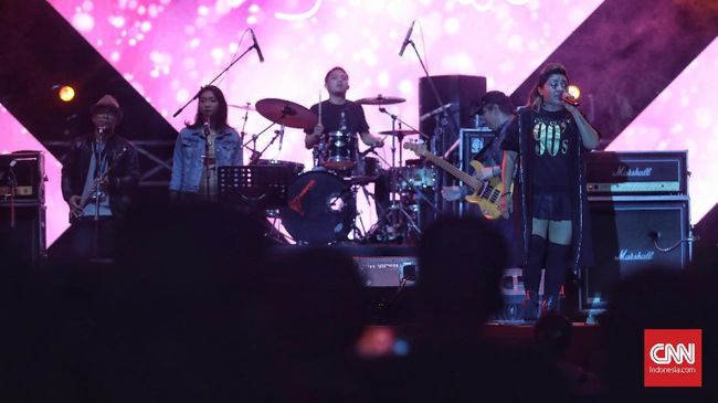Band Bunglon jadi salah satu grup musik yang meramaikan 90's Festival 2019 di Gambir Expo Kemayoran pada hari kedua.