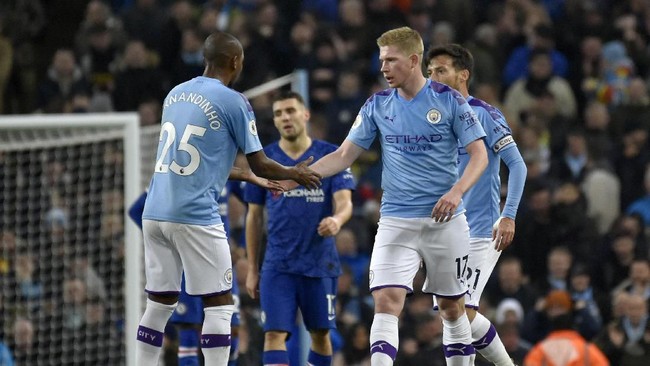 Manchester City unggul 2-1 atas Chelsea di babak pertama dalam pertandingan pekan ke-13 Liga Inggris di Stadion Etihad, Minggu (24/11) dini hari WIB.