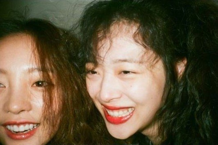 Saat Sulli meninggal dunia pada 14 Oktober 2019, Goo Hara adalah orang yang paling terpukul. Ia yang tengah berada di Jepang pun langsung terbang ke Korea Selatan untuk menghadiri pemakaman Sulli.