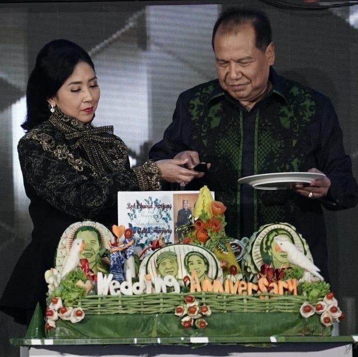 <p><em>Happy wedding anniversary</em> Chairul dan Anita, semoga makin langgeng dan bahagia. (Foto: Marinus Harmita/InsertLive)</p>