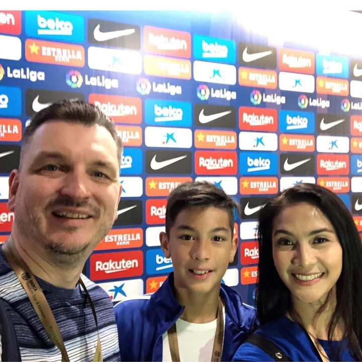 <p>Maudy Koesnadi kompak bersama suaminya, Erik Meijr dan putra semata wayangnya, Eddy Maliq Meijer liburan bareng ke markas pesepak nola Lionel Messi di Barcelona pada Oktober lalu. (Foto: Instragram @maudykoesnaedi)</p>