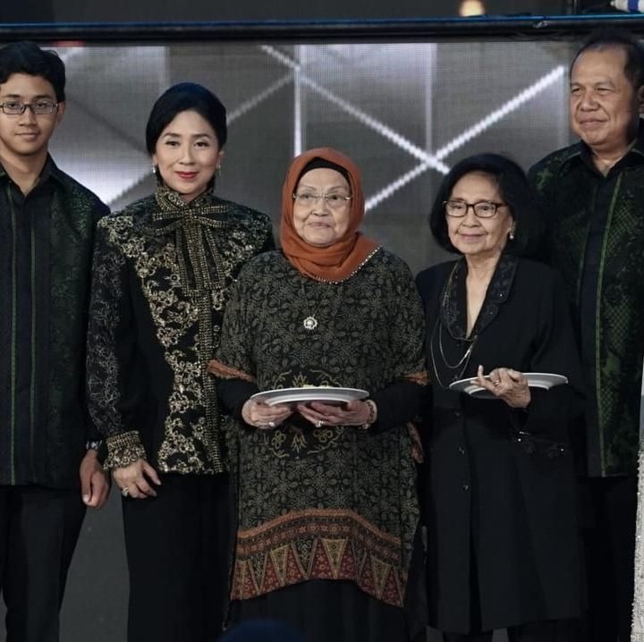 <p>Sang ibunda juga ikut berbahagia merayakan ulang tahun pernikahan mereka yang ke-25. (Foto: Marianus Harmita/InsertLive)</p>