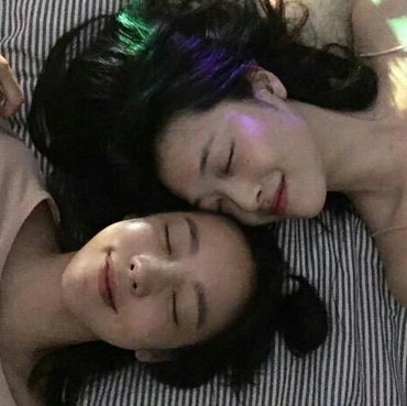 7 Foto Kenangan Goo Hara dan Sulli