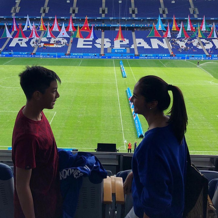 <p>Kata Maudy, mereka sedang dalam kegiatan 'player experience'. Maudy dan Erick mengantar anaknya itu melihat stadion bola terbesar di Eropa. (Foto: Instragram @maudykoesnaedi) </p>