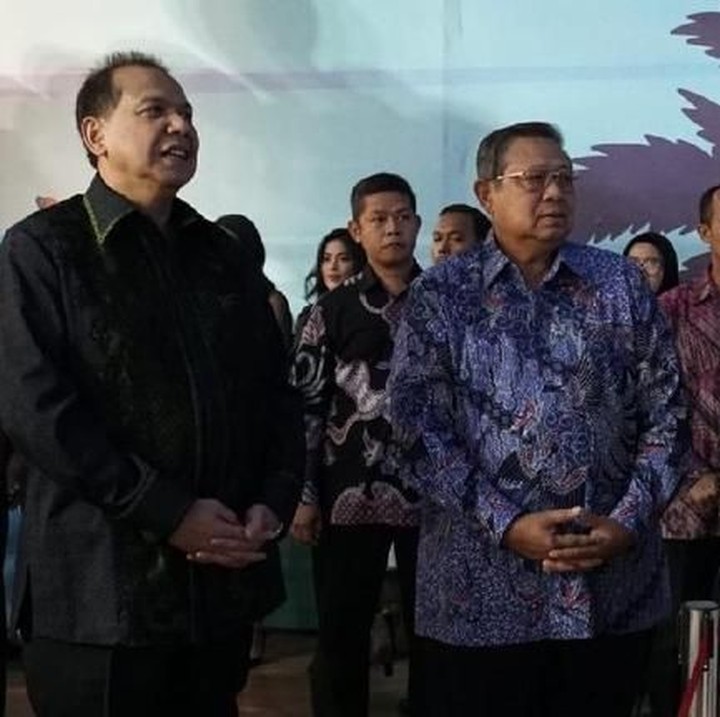 <p>Sejumlah pejabat penting hadir ikut merakan perayaan pernikahan perak Chairul dan Anita. Terlihat Presiden ke-6 RI, Susilo Bambang Yudhoyono hadir di pesta tadi malam. (Foto: Marianus Harmita/InsertLive)</p>