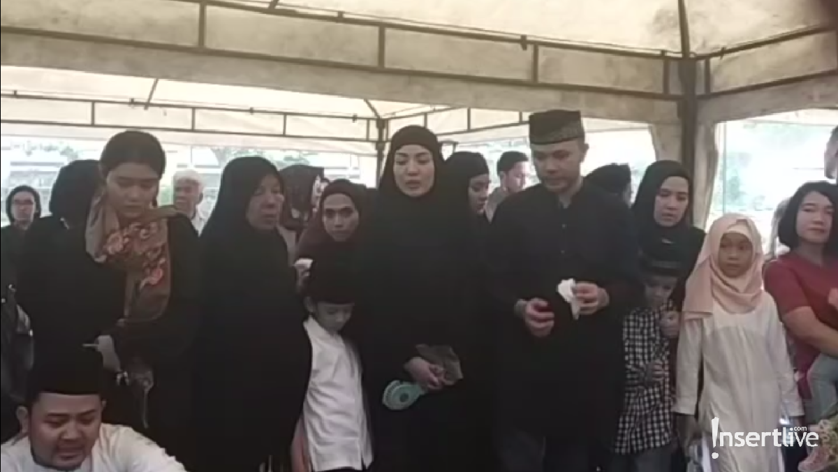 Ini enam potret haru pemakaman ayah Nindy Ayunda di TPU Jeruk Purut&comma; Jakarta Selatan&comma; Senin &lpar;25&sol;11&rpar;&period;