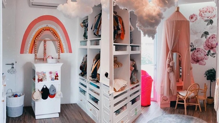 Rachel Vennya mengunggah foto walk-in closet yang menggemaskan milik sang anak.