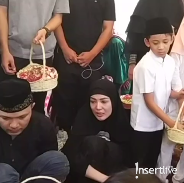 Isak Tangis Nindy Ayunda Pecah di Samping Pusara Sang Ayah