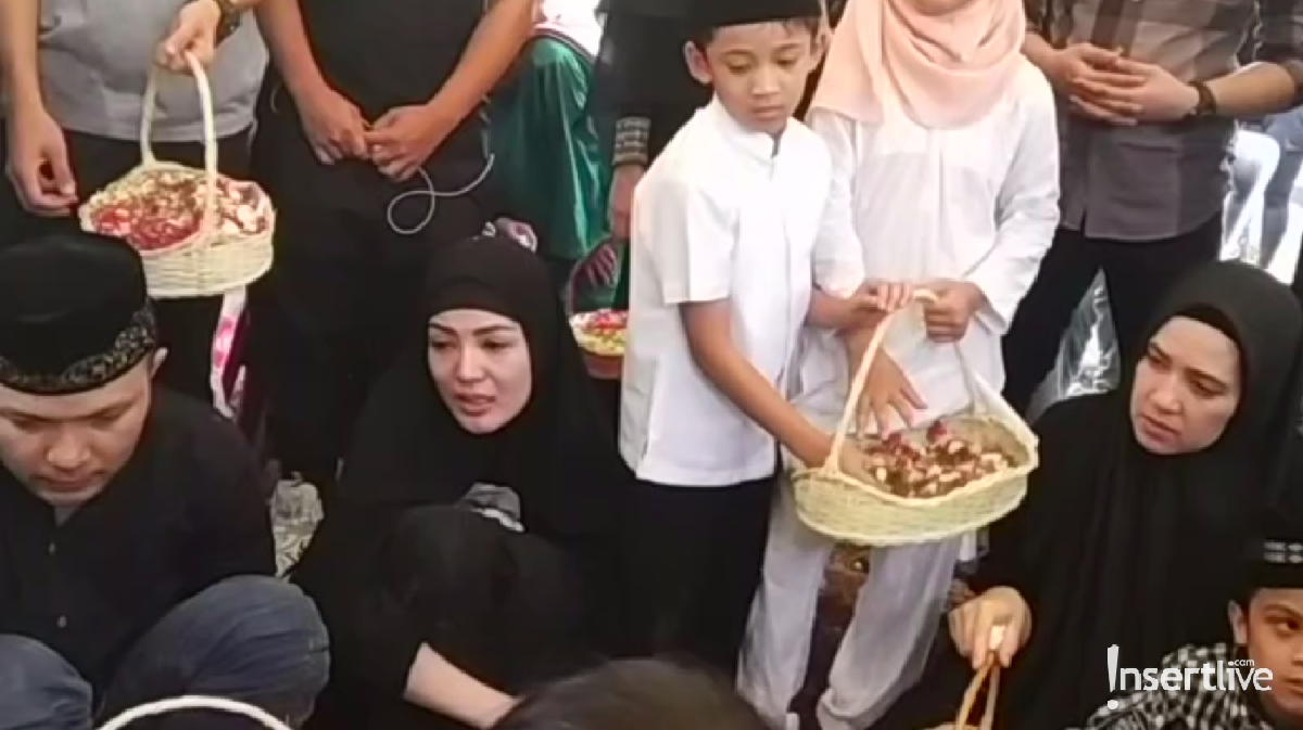 Ini enam potret haru pemakaman ayah Nindy Ayunda di TPU Jeruk Purut&comma; Jakarta Selatan&comma; Senin &lpar;25&sol;11&rpar;&period;