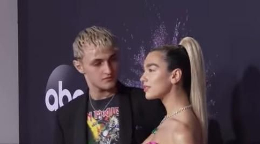 Heboh Ciuman Dua Lipa dengan Anwar Hadid di Karpet Merah AMA 2019 Anwar Hadid dan Dua Lipa bikin heboh karpet merah American Music Awards 2019.