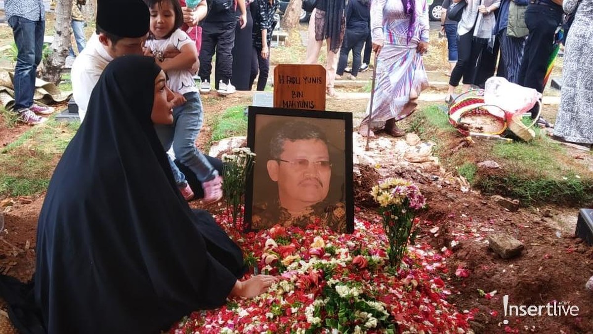 Ini enam potret haru pemakaman ayah Nindy Ayunda di TPU Jeruk Purut&comma; Jakarta Selatan&comma; Senin &lpar;25&sol;11&rpar;&period;