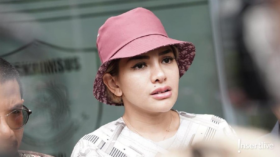 Nikita Mirzani menyindir youtuber yang meminta dibiayai untuk liburan ke Amerika.