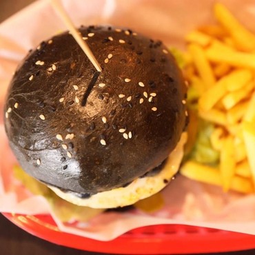 Mencicipi Black Burger yang Bikin Ngiler