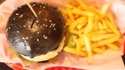 Mencicipi Black Burger yang Bikin Ngiler