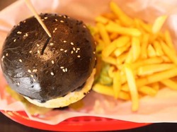 Mencicipi Black Burger yang Bikin Ngiler