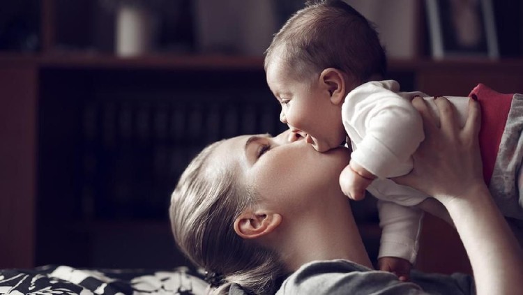 5 Bahaya Mencium Bayi, Sebabkan Lumpuh Hingga Kematian Sebaiknya pikir-pikir lagi sebelum Bunda mencium bayi. Sebab, hal ini bisa menyebabkan kelumpuhan hingga kematian.