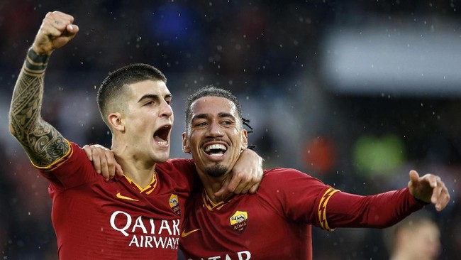 Manchester United mendapat kritikan lantaran sepakat menjual Chris Smalling ke AS Roma.