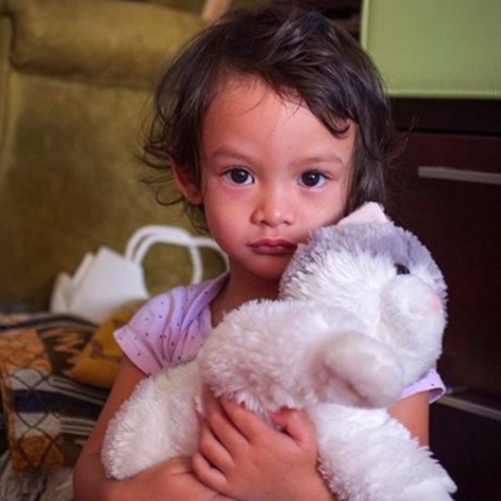 <p>Duh, imut banget! Aisha kecil bawa boneka. Kayaknya baru bangun tidur nih. (Foto: Instagram @andra_photo)</p>