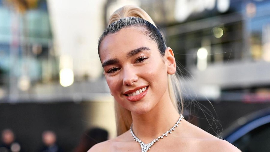 Dua Lipa LOS ANGELES, CALIFORNIA - NOVEMBER 24: Dua Lipa attends the 2019 American Music Awards at Microsoft Theater on November 24, 2019 in Los Angeles, California. (Photo by Emma McIntyre/Getty Images for dcp)