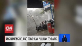 VIDEO: Angin Kencang Robohkan Puluhan Tenda PKL di Jawa Timur